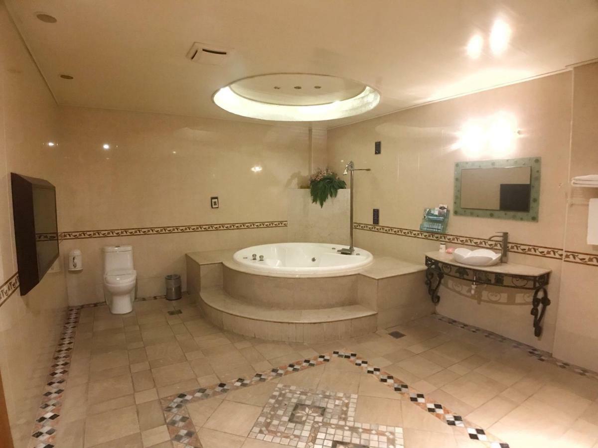 Daniel Spa Motel Pingzhen Екстериор снимка